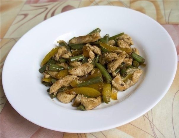 Тёплый салат с курицей, перцем и стручковой фасолью Тёплый салат с курицей, перцем и стручковой фасолью