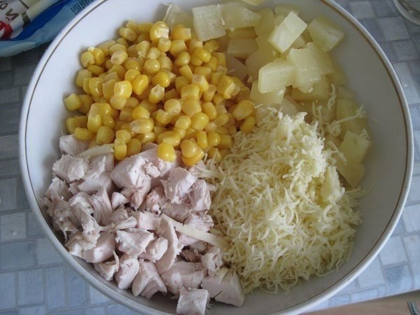 Салат из курицы с сыром и ананасом