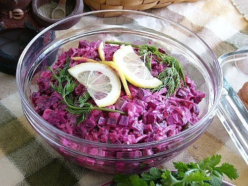 Свекольный салат с маринованными огурцами