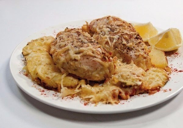 Куриные грудки, запеченные в сливках под сыром Куриные грудки, запеченные в сливках под сыром