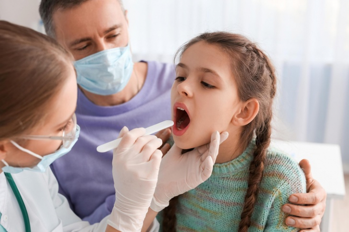 Что делать, если у ребенка болит горло: либо боль пройдет сама по себе, либо превратится в опасную б