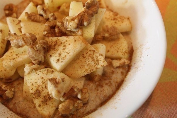 Овсяная каша с корицей и яблоками — 204 ккал Овсяная каша с корицей и яблоками — 204 ккал