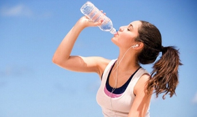 Как выпить воды больше: 7 простых правил