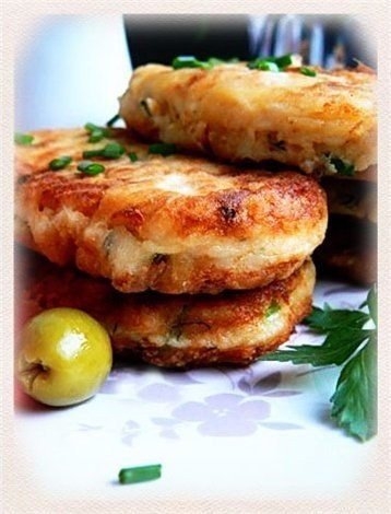 Картофельно-рыбные котлеты с йогуртовым соусом Картофельно-рыбные котлеты с йогуртовым соусом