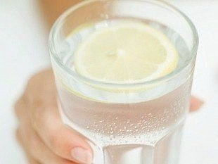 7 причин выпить стакан воды с лимонным соком. 7 причин выпить стакан воды с лимонным соком.