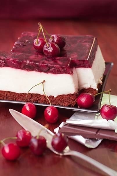 Диетический торт с йогуртовым муссом и черешневым желе Диетический торт с йогуртовым муссом и черешневым желе