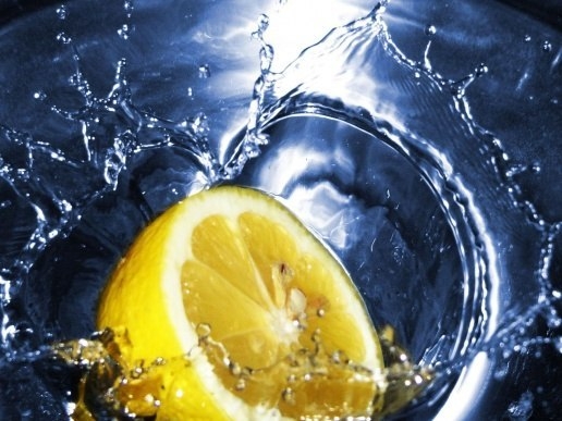 7 веских причин, по которым день следует начинать со стакана воды с лимоном.
