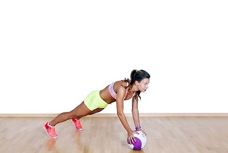 Пляжная тренировка для женщин: силовые упражнения с мячом.