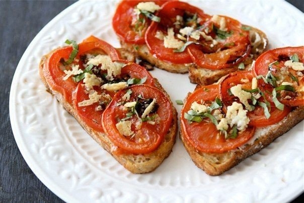 Открытый бутерброд с запеченными помидорами, сыром и бальзамическим уксусом Открытый бутерброд с запеченными помидорами, сыром и бальзамическим уксусом
