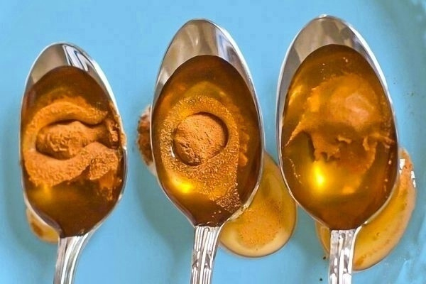 Если каждый день съедать ложку меда с корицей, вы излечитесь от многих болезней! Если каждый день съедать ложку меда с корицей, вы излечитесь от многих болезней!