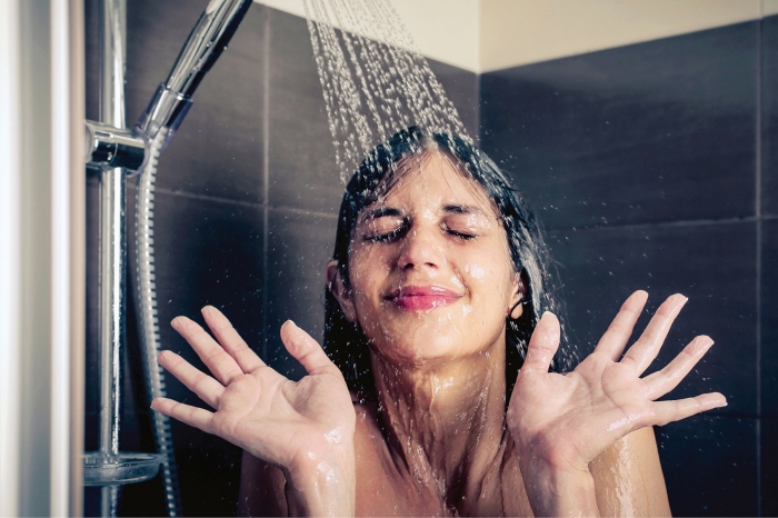 Контрастный душ: польза и противопоказания.