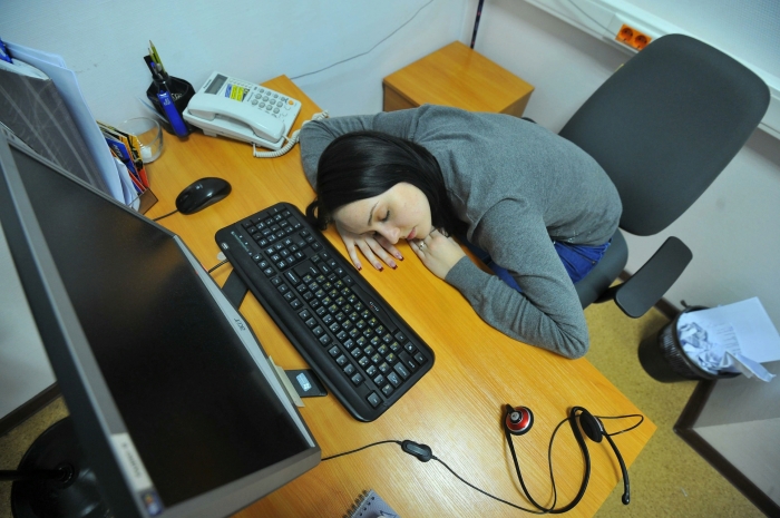 10 способов не спать на работе — они реально работают.