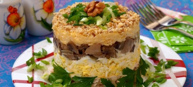 Слоёный салат с курицей и грибами Слоёный салат с курицей и грибами
