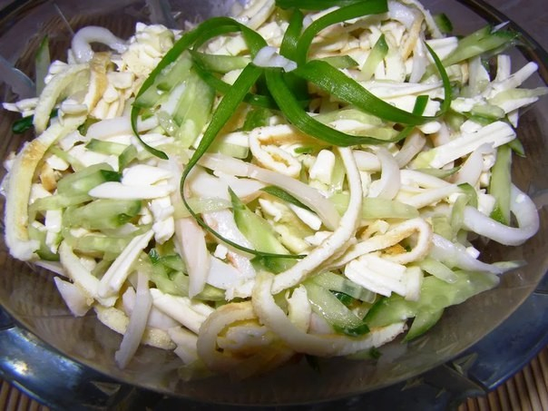 Белковый салат из кальмаров с сыром