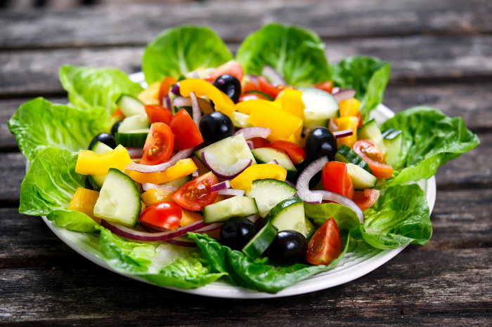 Диетолог развеяла миф о пользе салатов