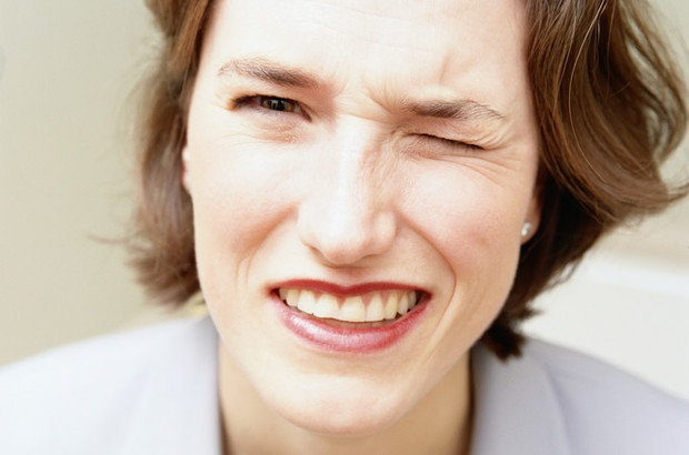 Почему дергается глаз?