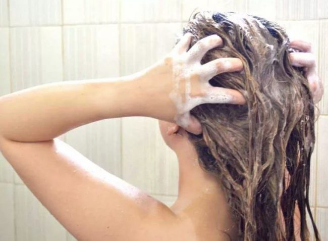 Вся правда о том, чем может обернуться мытье головы без шампуня в течение года.