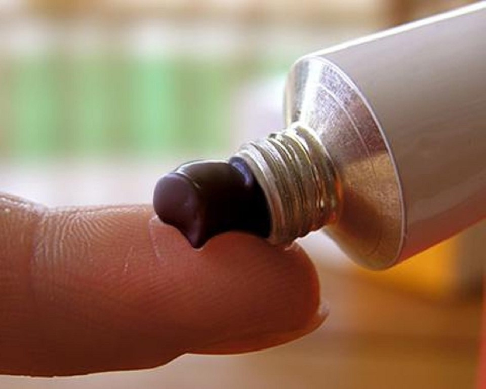 Мазь вишневского показания. Мазь вишневского цвет. Линимент по вишневскому от прыщей. Мазь вишневского запах. Мазь вишневского при флюсе.